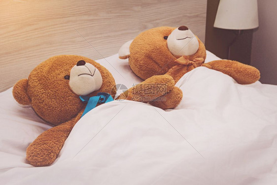 爱家孩子们泰迪熊躺在床上图片
