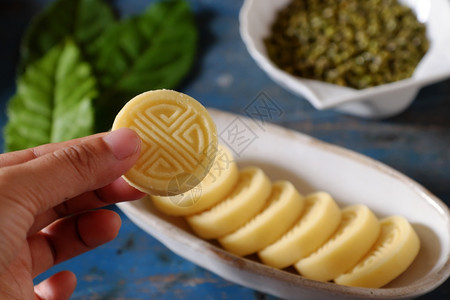 越南甜食来自绿扁豆的青蛋糕传统茶叶时间食物餐盘木本底茶杯等黄色的绿越南语图片