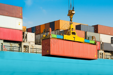起重机加载船厂在智利港口装满集箱的货船在智利港口装载集箱图片