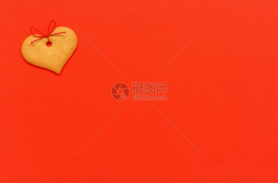 姜饼心形红色背景上饰有蝴蝶结顶视图复制空间情人节卡片姜饼心形饰有红色背景上的蝴蝶结复制空间情人节卡片天爱弓图片