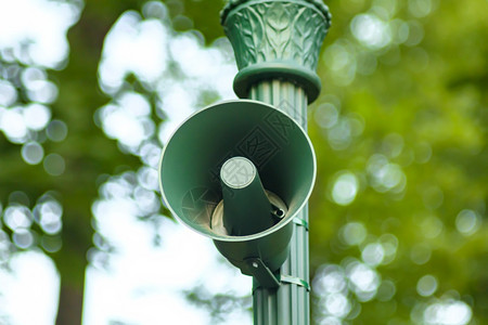 扩音器公共园声录系统Loudspeaker用于警报或宣布或通知用Loudspeaker在信息广播的支柱上使用Vintage绿色声图片