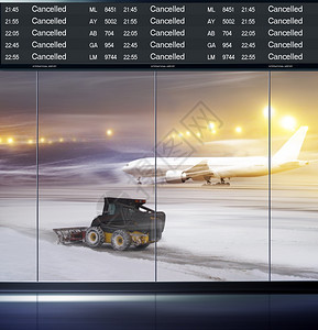 恶劣天气的机场旅游信息标识处取消终端痕迹图片