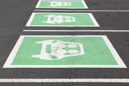法国的汽车汇合点标志和停车场汽共享遇见人们图片