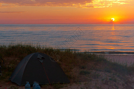 营假期海上旅游帐篷客和日落海上旅游帐篷放松图片