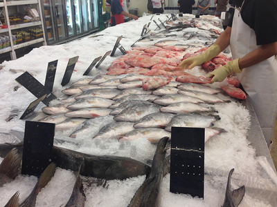 海摊位喝在市场上冻鱼吃图片