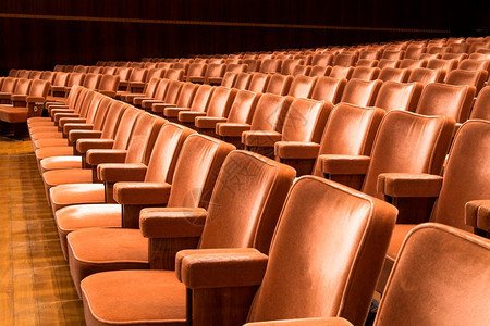 大厅在音乐的棕色剧院座位排成一橙场景图片