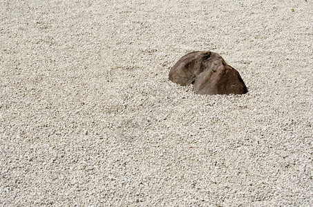 简单结石在日本的赞佛教石园中在日本的赞佛教石园中有碎和一块大头哲学图片