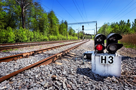 云向远处倾斜一条红光的老铁路向远处倾斜旧铁路旅行交通图片