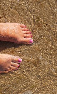 女人的脚在沙滩上海水中女人的脚在沙滩上加里宁格勒海岸线夏天图片