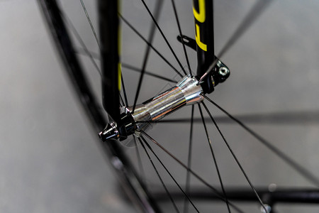 盒式磁带链车轮位于叉口上有话和轮边的公路自行车前轮式枢纽图片