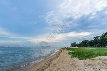 夏天海滩多云的新加坡东海岸公园的景在美丽蓝色天空下有云彩笼罩图片