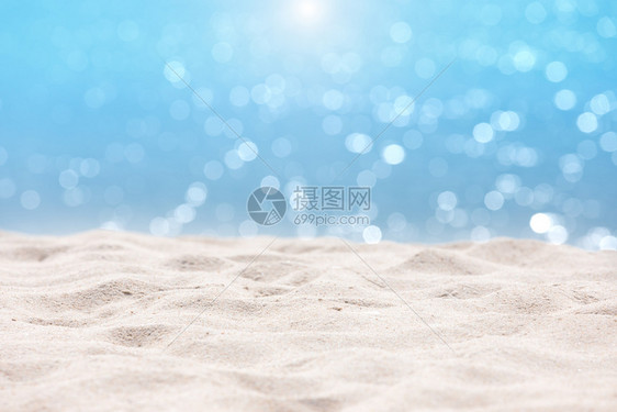 海景抽象沙滩背模糊的海平和与天空的光线模糊bokeh以沙色前景为焦点海洋浪光滑的图片