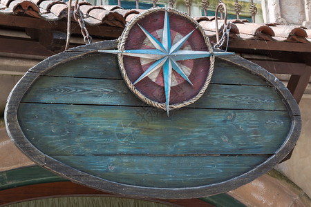带风玫瑰指南针的WoodenHangd仓库标志航海的发现导图片