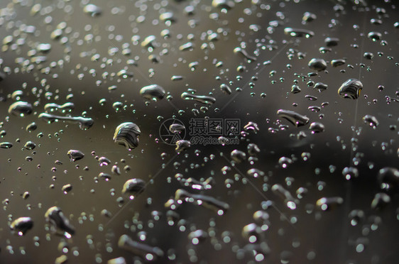 雨滴自然质地黑色背景的抽象水滴数图片