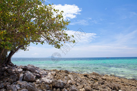 海浪场景天空美丽的热带海滩泰国南部有石头块图片