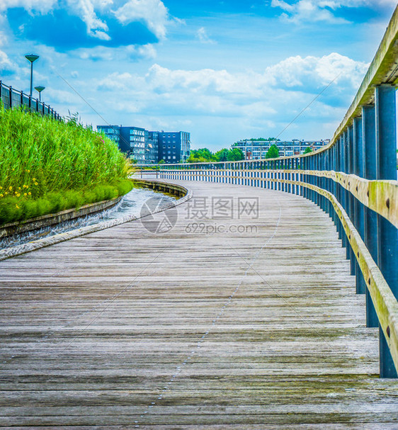 与城市风景优美的交汇到一个曲线上走海景木头图片