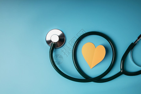 希望国际保健概念世界心脏日纸剪成形状用直立镜以蓝背景生命爱和护理最佳视角作为蓝底背景高架脉冲图片