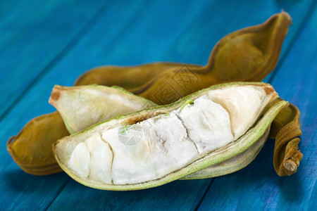 里面帕凯秘鲁水果叫PacaylatIngafeuilleeei是种果实子周围的甜白纸浆正被吃掉选择焦点聚于纸浆中间豆状图片