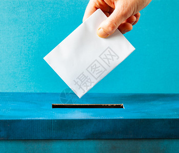 自由选民欧洲联盟议会选举概念手把选票放在蓝色举箱中的投票图片