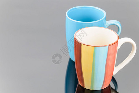瓮灰镜背景的咖啡或茶叶用几杯瓷粘土复制空间两杯咖啡茶陶瓷泥在灰镜背景上复制空间目的灰色图片