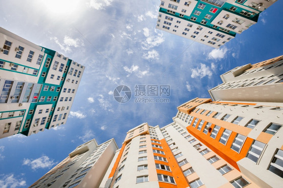蓝色的宽鱼新建公寓楼广角拍摄新建住宅楼外广角拍摄图片