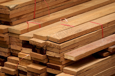 木头排团体在建筑工地堆放许多木板建筑材料背景图片