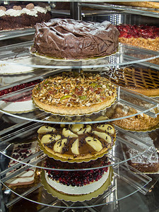 美味的水果里面糕点展示架内的几种夹心蛋糕点展示架内的几种夹心蛋糕图片