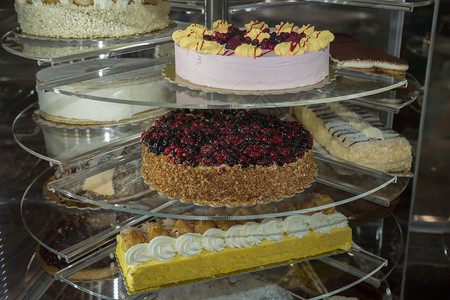 糕点展示架内的几种夹心蛋糕点展示架内的几种夹心蛋糕棕色的糖甜点图片