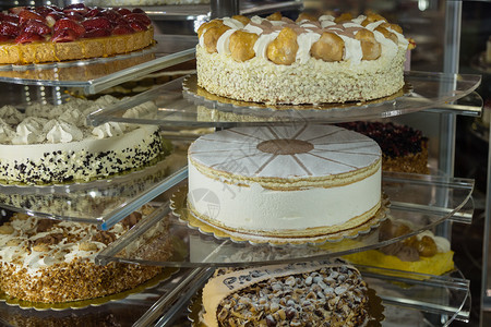 新鲜的香草糕点展示架内的几种夹心蛋糕点展示架内的几种夹心蛋糕透明图片