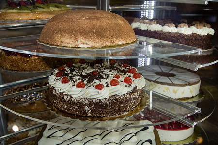 泡芙面包店糕点展示架内的几种夹心蛋糕点展示架内的几种夹心蛋糕美食图片