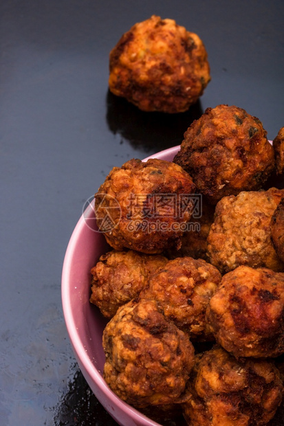 食物烹饪带香料的炸肉丸粉红色碗自制食品造图片