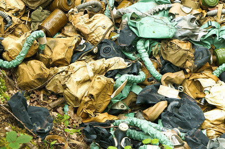 危废处理灾难辐射环境污染废防毒面具和森林中军事碎片的废物处理恐惧背景