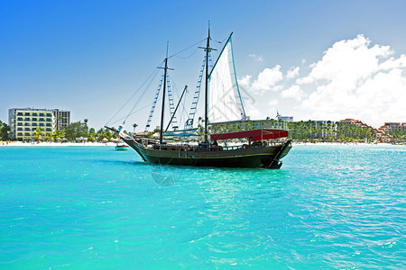 旅游加勒比帆船停泊在加勒比运动码头图片
