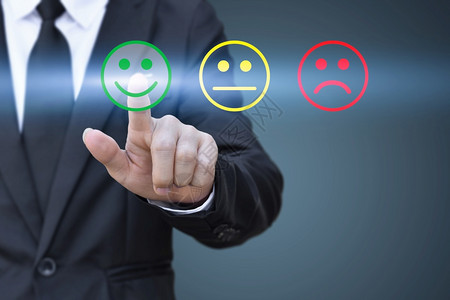 商业积极的实家在虚拟屏幕上按着微笑脸的图标以示满意度评价和反馈概念服务图片