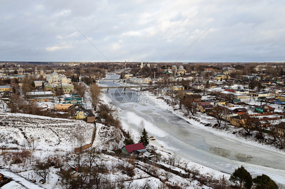 旅游冬季俄罗斯古城Torzhok的顶端景色那里有积雪覆盖的建筑物和冰冻河流Tvertsa老的图片
