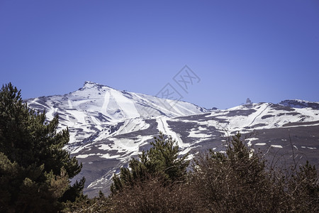 五月西班牙内华达山下雪西班牙内华达山下雪户外公园日落图片