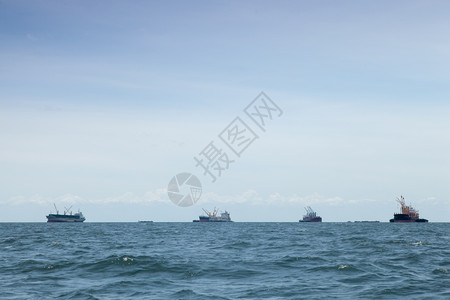 天空码头附近海上运输的摩尔德港外运输航货物背景