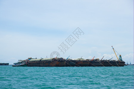 码头附近海上运输的摩尔德港外运输货港口背景