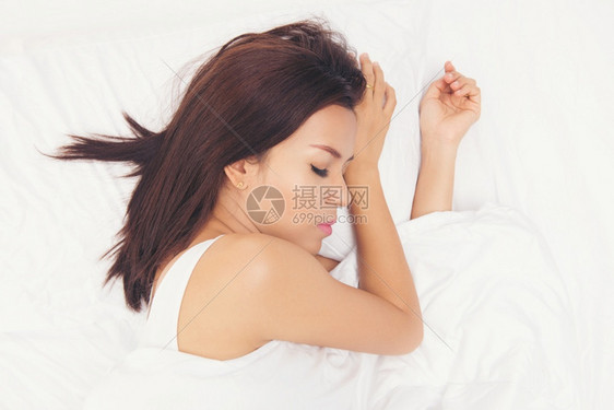 成人红色的睡在白枕头和床边的黑发上亚洲人图片