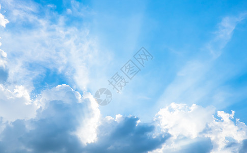 蓝的天空有太阳光束云雾自由晴天宗教图片