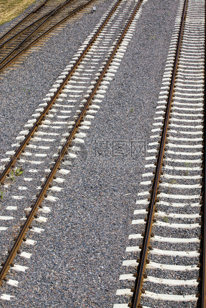 外部新的导轨金属铁长路的封闭和紧固金属铁路的交叉连接图片