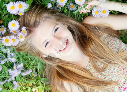 美丽少女躺在草地上学生笑图片