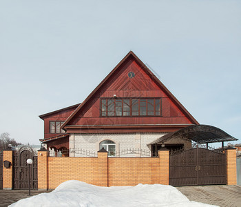 白色的建造砖墙后面有木制曼沙的砖小屋春初乡村的图片