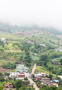 场地多雾路段天空清晨用迷雾弯曲通往高山的小路图片