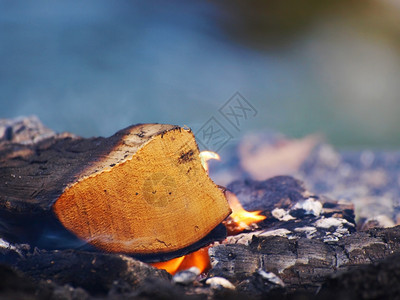 点燃篝火红色的BonfireA木头燃烧火焰和烟雾在营上图片