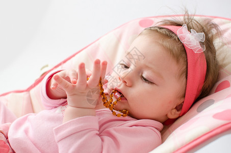 堂子婴儿床中的可爱小女孩婴儿图片
