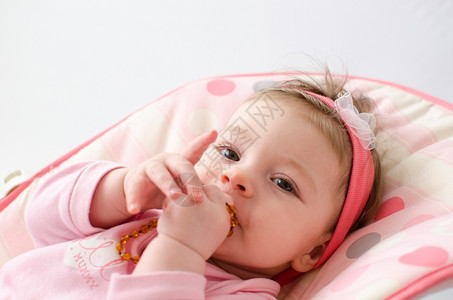 堂子婴儿床中的可爱小女孩婴儿图片