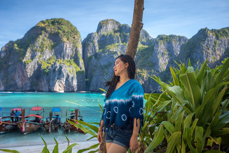 热带海滩女士年轻亚洲在玛雅湾的布署图片