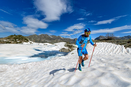 天跑锻炼龙人在雪地上爬山竞赛图片