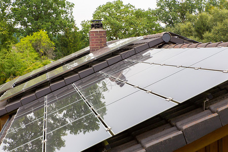 太阳的力量带有黑色太阳能集光器的家庭屋顶表面反射图片